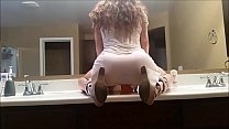 sex скачет на моем фаллоимитаторе на стойке в ванной porn