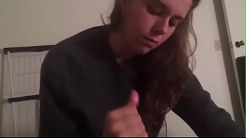 sex немецкая шлюшка трахается за пивом porn