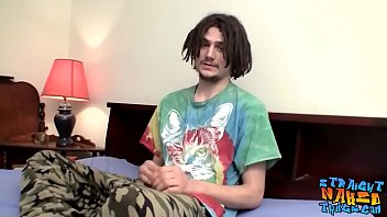 sex головорез с большим хуем играет со своим хуем и брызгает спермой соло porn