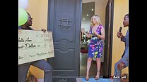 sex милфаблондинка julia ann выигрывает за наличные и получает большие черные члены porn