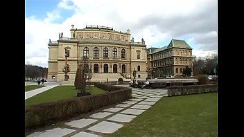 sex очаровательные крошки по очереди трахают парня с большим хуем porn