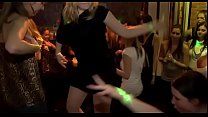 sex сучки обнаружили маленький член чтобы сосать в клубе и играть с ним как с игрушкой porn