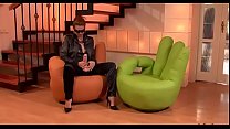 sex горячая шлюшка сосет стержень у глорихола и трахается с бритой киской porn
