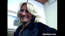 sex очень горячая зрелая блондинка получает мокрую киску porn