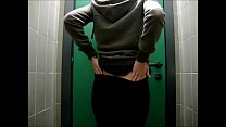 sex засовывает бутылку с распылителем в обе дырочки в общественном туалете porn