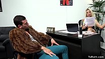sex транс с большим членом трахается в анал в офисе porn