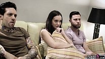 sex сводная сестра приводит своих возбужденных сводных братьев к двойному проникновению в нее porn