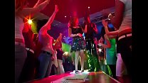 sex блондинки сосут члены и трахаются пальцами во время горячего группового секса porn