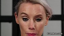 sex шлюховатая персик получает порцию спермы на ее лицо глотая всю сперму porn