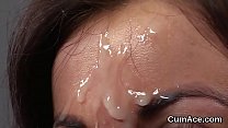 sex шлюховатая красотка получает выстрел спермой на ее лицо глотая весь сок porn