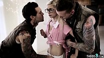 sex маленькая девочка торгует девственностью чтобы спасти своего ботанистого парня porn