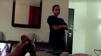 sex горничная отеля ловит его за подергиванием и наблюдает как он кончает porn