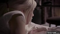sex 恥ずかしがり屋の18歳のティーンはbjを与え彼女の里親に犯されます porn