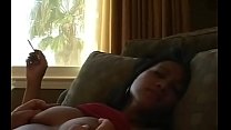 sex симпатичная малышка с огромными позами бюста перед камерой во время курения porn