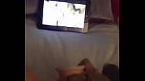 sex горячая милфа мастурбирует во время просмотра порно и грязно говорит porn