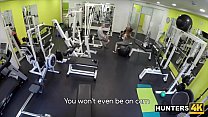 sex молодая шлюшка трахается с незнакомцем в спортзале за деньги перед разгневанным бойфрендом porn