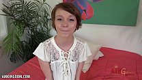 sex миниатюрная люси валентайн широко раскрывает для тебя свою киску porn