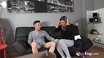 sex я трахаю маму своего друга она хотела меня ты видишь она любит молодых парней porn