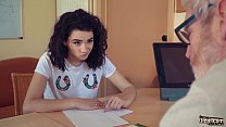 sex подросток трахает старика скачет на его большом члене и сосет его глубоко вылизывая его яйца porn