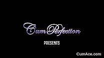 sex необычная милашка получает камшот на ее лицо поедая весь сок porn