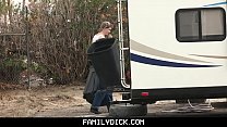 sex familydickシングルstepdaddyは経験の浅いstepsonを繁殖させます porn