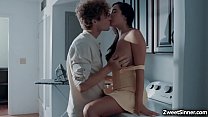 sex горячая и грудастая няня карли грей умеет играть со своим работодателем катаясь на его члене пока его жены нет рядом porn