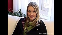 sex восхитительная блондинкаподростоклюбитель трет свою безволосую киску porn