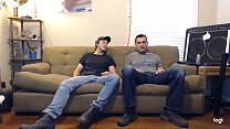 sex 別のカップルの男がだまされて密かに記録された porn