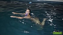 sex jeniffer matrix плавает обнаженной в бассейне porn