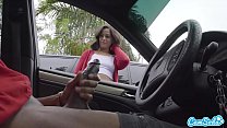 sex ディックフラッシュかわいいティーンは私の大きな黒いコックを見た後公共駐車場で私に手コキを与えます porn