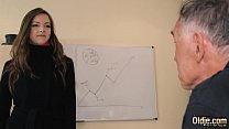 sex шлюховатая тинка принимает сперму на свой язык и глотает ее после жесткого траха с пожилым парнем porn