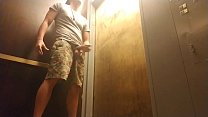 sex дрочу в общественном лифте porn