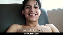sex latinlecheカメラマンは恥ずかしがり屋のラテン系の少年に吸い込まれた彼のノーカットコックを取得します porn