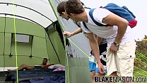 sex молодые любители на улице трахаются в тройничке в палатке для кемпинга porn