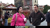 sex снятая бабушкатуристка скачет на члене незнакомца porn