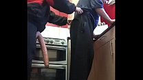 sex бисексуальный парень снимает себя когда его задница привязана большим дилдо подружкой в маске на кухне porn