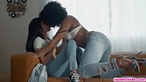 sex 18летняя азиатка сидит на лице чернокожей милфы porn