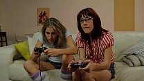 sex горячие геймеры kara price и sasha sweet делают перерыв чтобы полакомиться киской porn