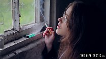 sex злая девушка в очках с пухлыми сосками жестко мастурбирует в грязном переулке porn