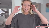 sex 爸爸帮女儿刮她的阴部 porn