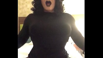 sex ベロニカと彼女の黒い髪の黒いホースは素敵な奇妙な黒いドレスを作り上げています彼女は自慰行為をしているので何を自慰行為しているのかを知っています熱くて濡れた絹のように滑らかで爆発するまで上下に動かすと奥深くまで気持ちがいいです porn
