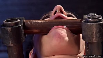 sex грудастая альтрабыня принимает скотину на ее коже porn