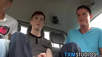 sex три геятвинка анально трахаются и целуются в движущейся машине porn