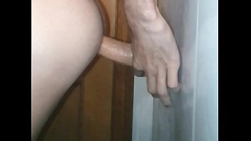 sex худенького мужика трахнул 21сантиметровый дилдо porn