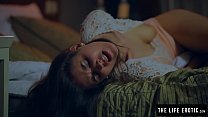 sex 本当に激しく自慰行為をしているふくらんでいる乳首の熟女 porn