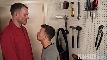 sex funsizeboys背の高い便利屋に誘惑された後に犯された小さなイケメン porn
