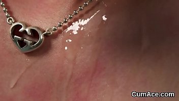 sex кокетливая красотка получает порцию спермы на ее лицо глотая весь эякулят porn