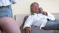 sex юная блондинка хватает член дедушки и сосет его глубоко в глотку porn