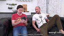 sex задолженный парень позволяет сексуальному другу долбить его подругу за наличные porn