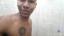 sex мальчик принимает душ и бреется на выставке дома porn